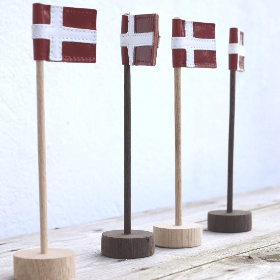 Lille bordflag i restskind på rund fod