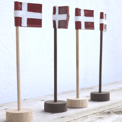 Lille bordflag i restskind på rund fod