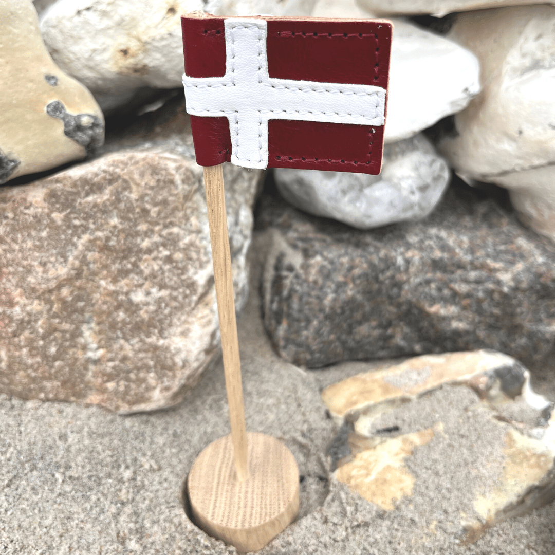 Lille bordflag i restskind på rund fod