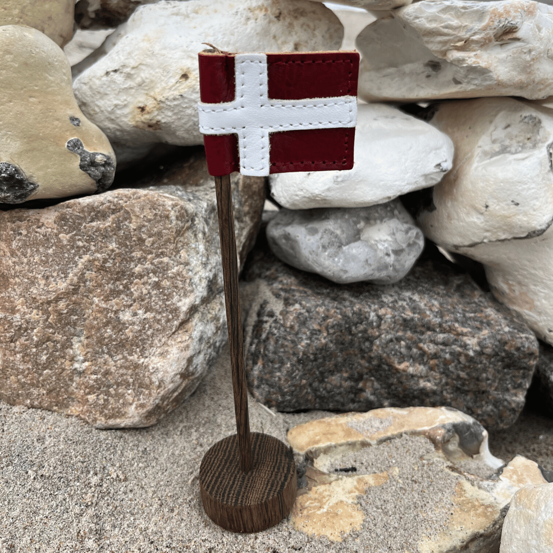 Lille bordflag i restskind på rund fod