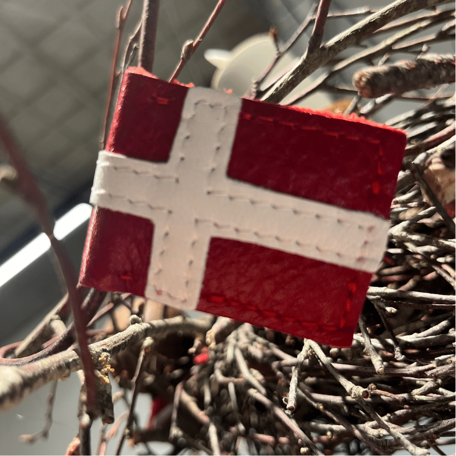 Flag løse i restskind fra anden produktion