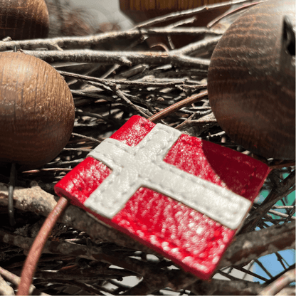 Flag løse i restskind fra anden produktion
